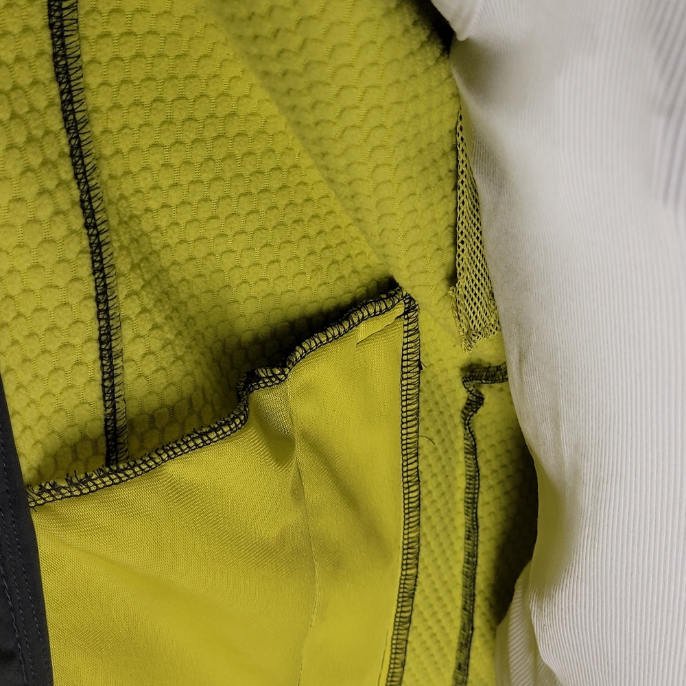 Asics runner jacket - Picture 10 of 14